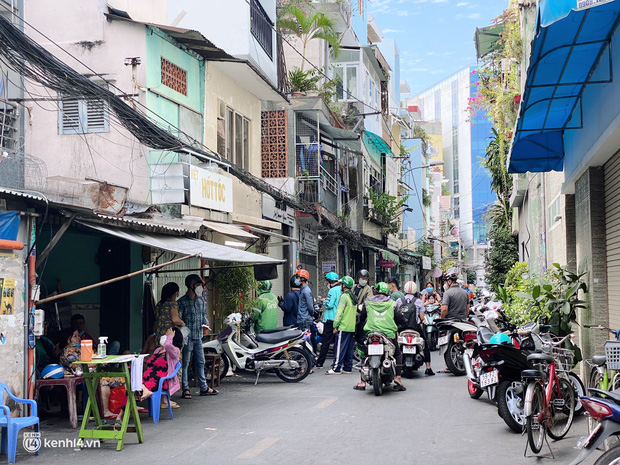 Chùm ảnh NÓNG: Người Sài Gòn đổ xô mua bánh mì Huỳnh Hoa sau drama chia tay của 2 bà chủ, điểm bán bà Huynh treo bảng hết bánh! - Ảnh 1.