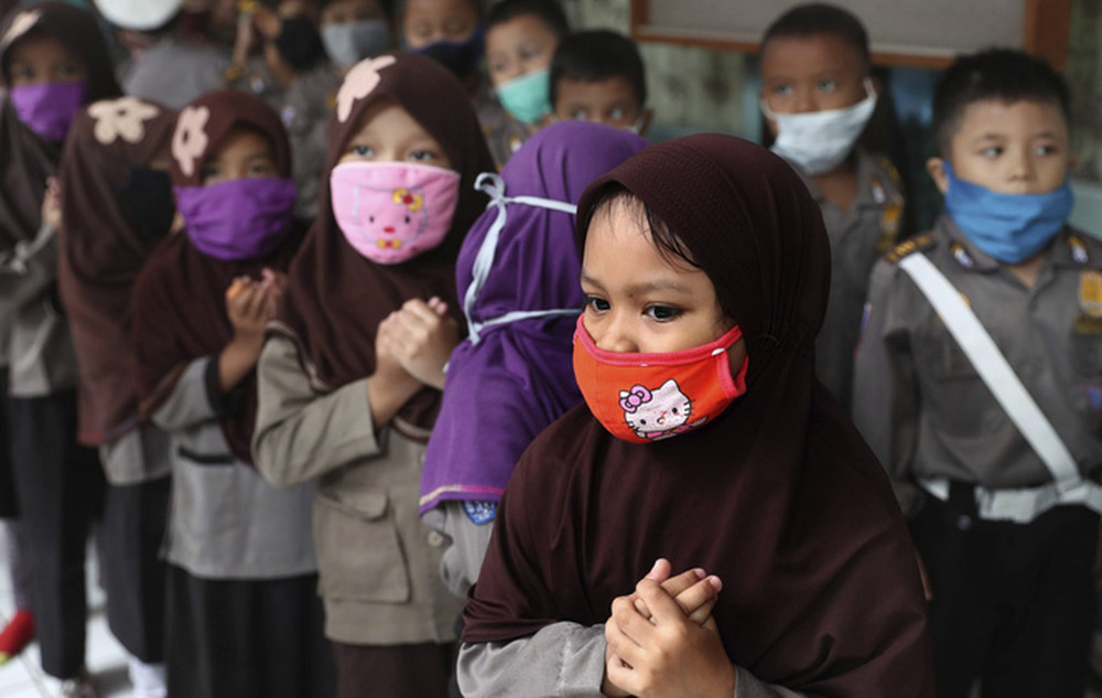  Indonesia: Rúng động vì giáo viên cưỡng hiếp hàng loạt học sinh đến có thai  - Ảnh 1.
