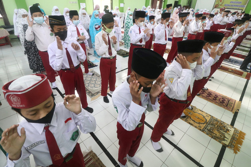  Indonesia: Rúng động vì giáo viên cưỡng hiếp hàng loạt học sinh đến có thai  - Ảnh 2.