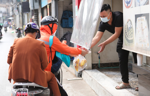 Hà Nội: Cận cảnh ổ dịch Covid-19 tại huyện Thanh Trì, nhiều điểm cách ly y tế tại nhà san sát nhau - Ảnh 9.