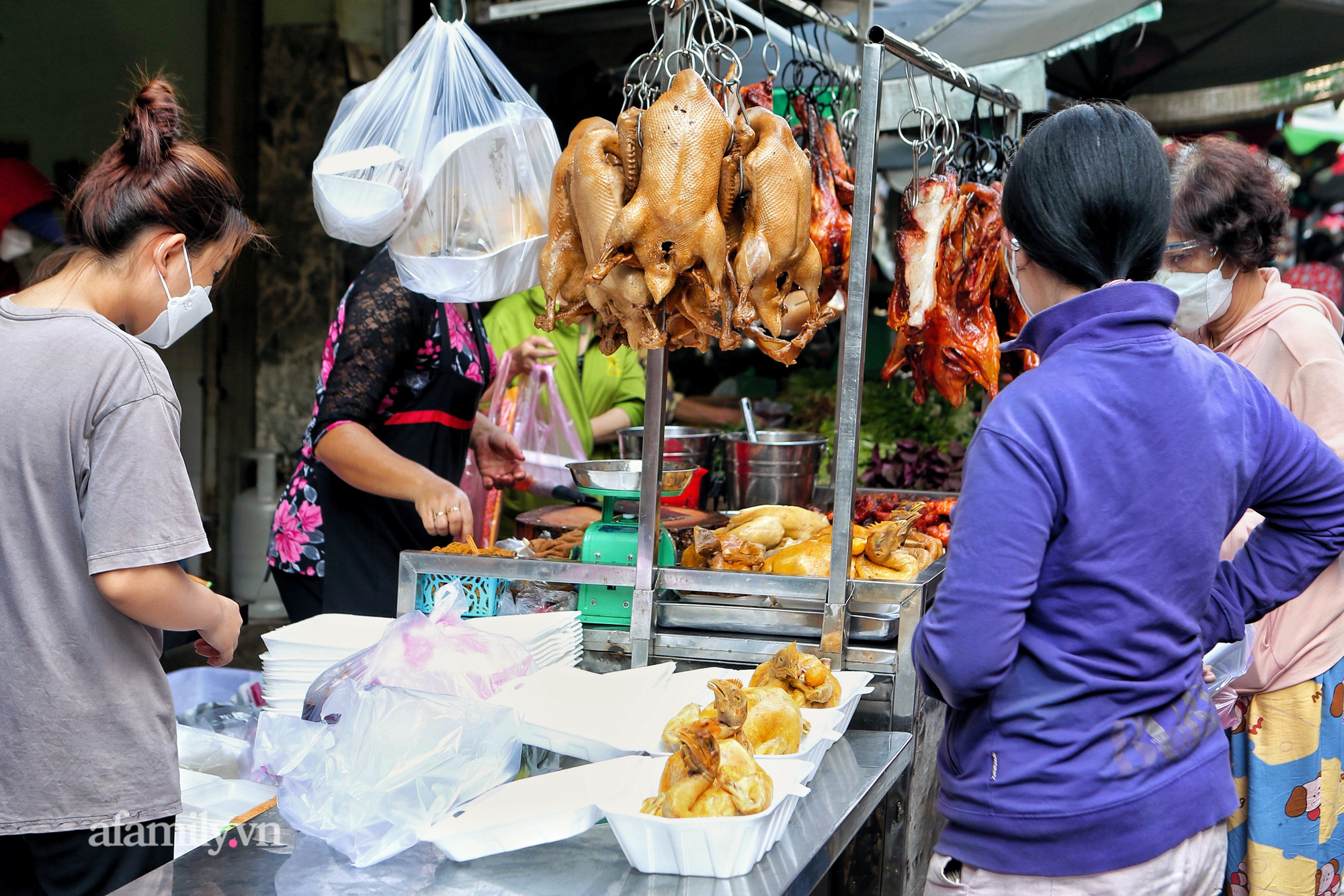 Tết Đông chí của người Hoa: Chợ Phùng Hưng nhộn nhịp từ rạng sáng, gà luộc vừa dọn đã hết sạch  - Ảnh 6.