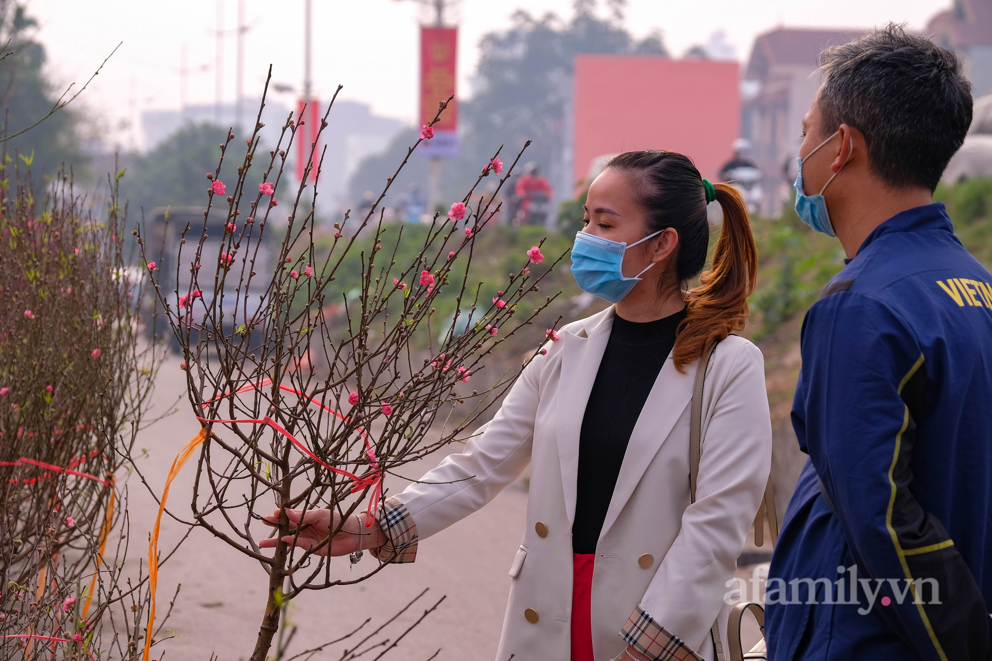 Đào Nhật Tân xuống phố sớm, khách mở hàng trả giá rẻ, tiểu thương thà ế chứ không bán - Ảnh 6.