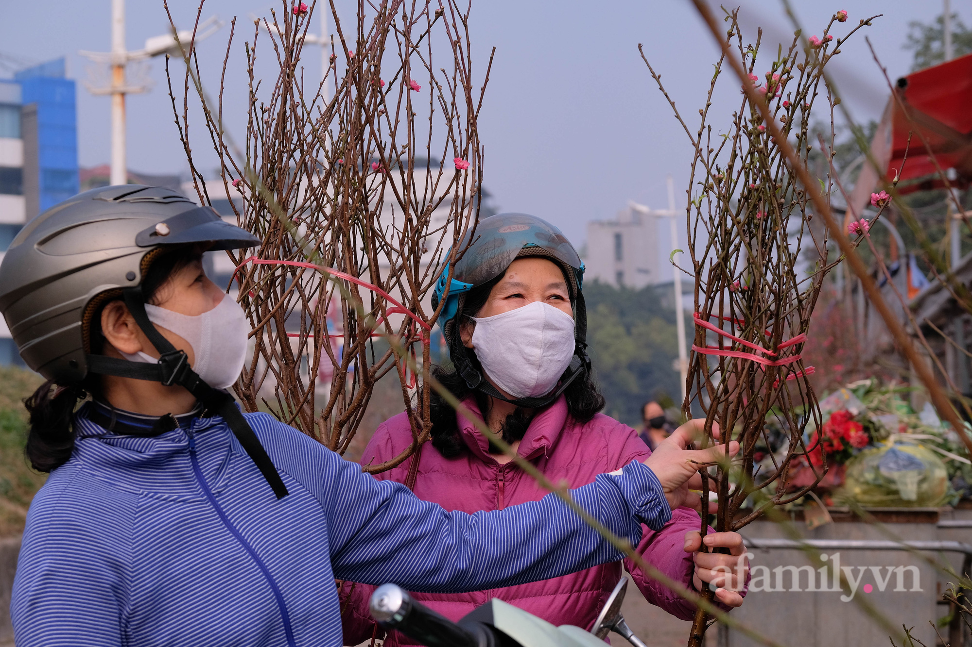 Đào Nhật Tân xuống phố sớm, khách mở hàng trả giá rẻ, tiểu thương thà ế chứ không bán - Ảnh 13.