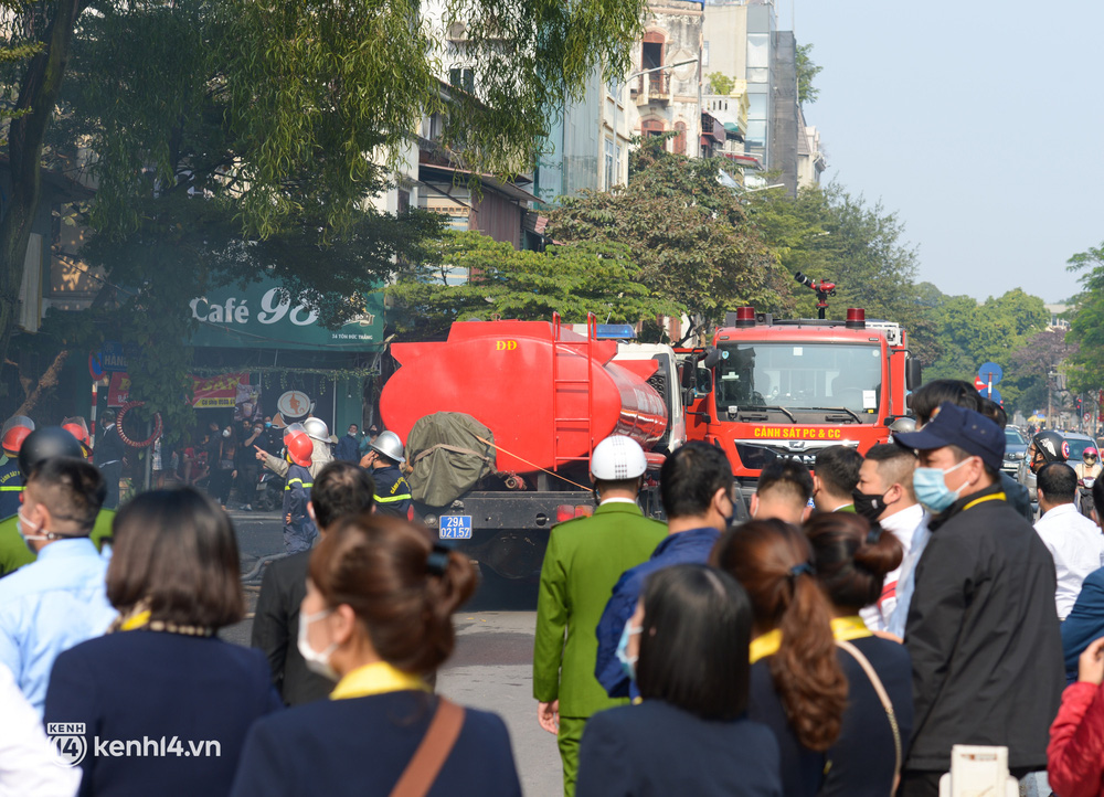 Hà Nội: Cháy lớn nhà 2 tầng rồi lan sang chi nhánh ngân hàng trên phố Tôn Đức Thắng, cảnh sát phá kính dập lửa - Ảnh 6.