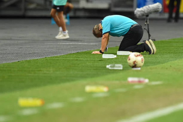 Hình ảnh đau lòng nhất hôm nay: HLV Park Hang Seo quỳ rạp trên sân ngay sau khi thua Thái Lan, chưa bao giờ buồn đến thế! - Ảnh 1.