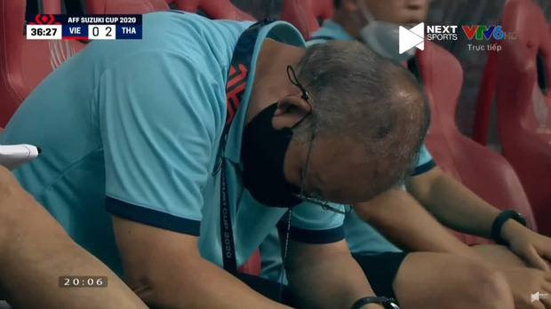 Hình ảnh đau lòng nhất hôm nay: HLV Park Hang Seo quỳ rạp trên sân ngay sau khi thua Thái Lan, chưa bao giờ buồn đến thế! - Ảnh 2.