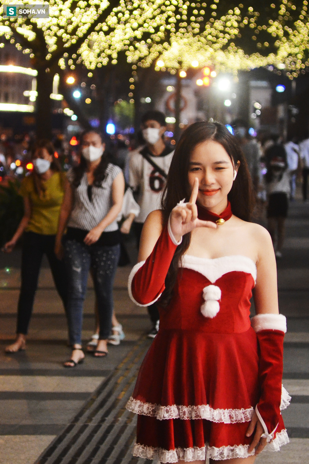 Thiếu nữ Sài Gòn hoá thân thành công chúa tuyết xinh đẹp, đổ về trung tâm đi chơi Noel - Ảnh 4.