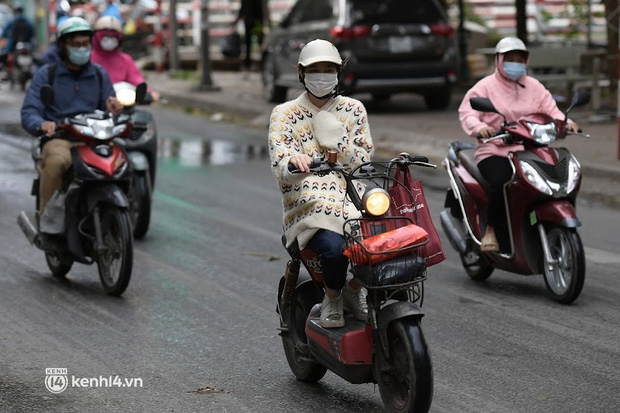 Ảnh: Hà Nội rét đậm chỉ 10 - 12 độ C, người dân tê tái đi làm sáng thứ Hai đầu tuần - Ảnh 7.