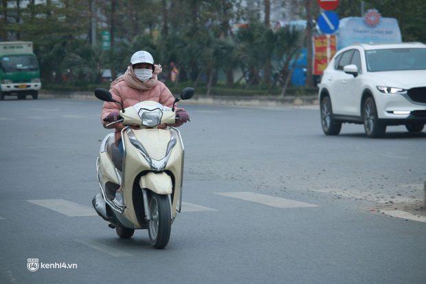 Ảnh: Hà Nội rét đậm chỉ 10 - 12 độ C, người dân tê tái đi làm sáng thứ Hai đầu tuần - Ảnh 1.