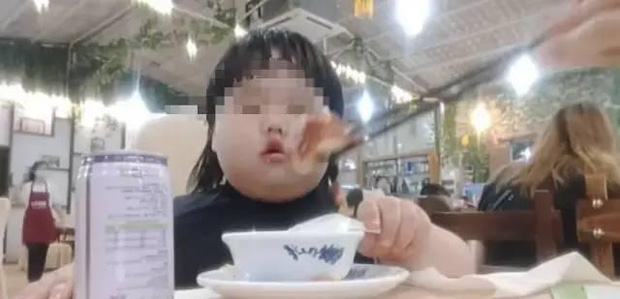 Bé gái 3 tuổi bị mẹ ép quay clip ăn uống mukbang để kiếm tiền từ video, xem hình ảnh hiện tại mà thấy sốc, xót giùm cho đứa trẻ - Ảnh 3.