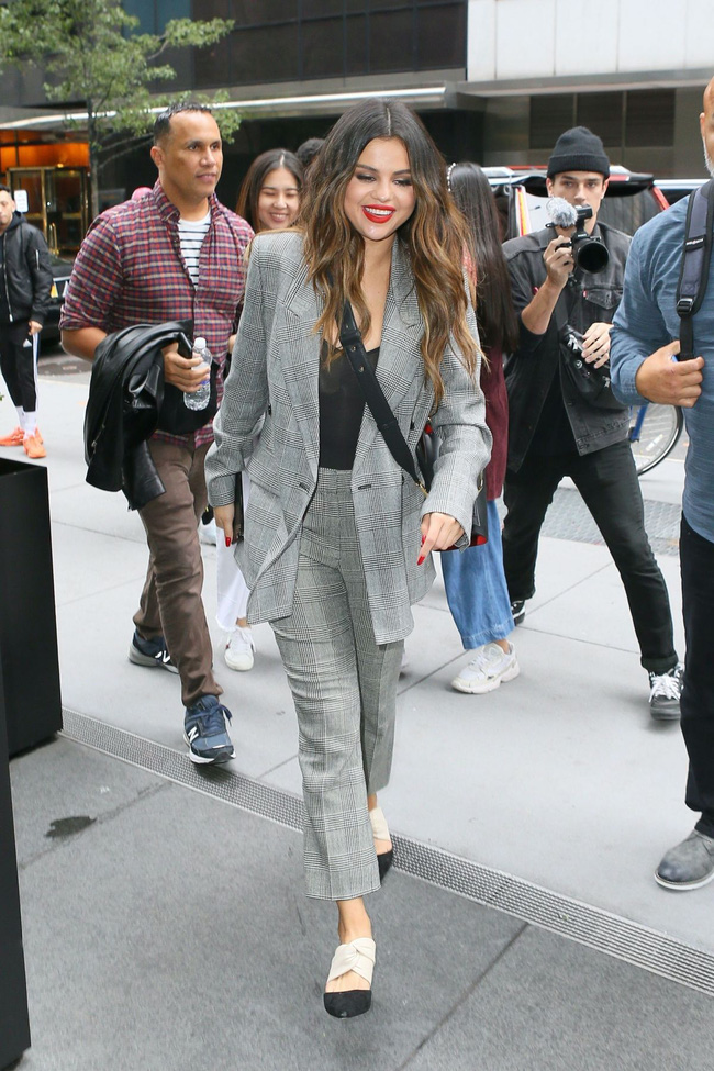 Mặc blazer cao tay như Selena Gomez: Biến những thiết kế basic thành loạt set đồ sang ngút ngàn - Ảnh 7.