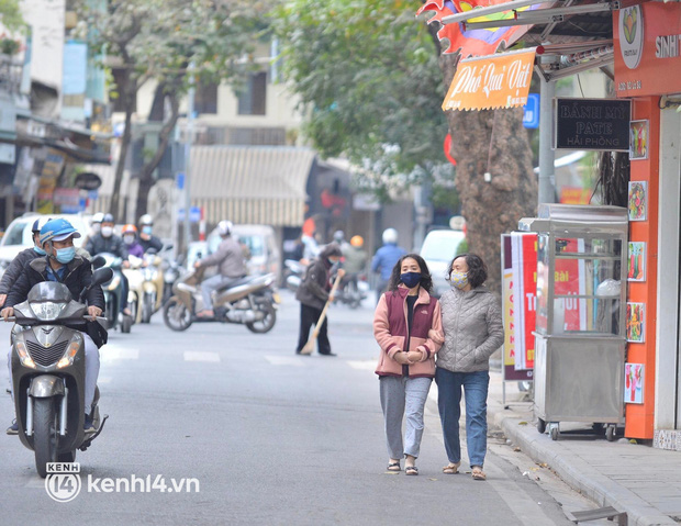 Ảnh: Hà Nội rét đậm chỉ 10 - 12 độ C, người dân tê tái đi làm sáng thứ Hai đầu tuần - Ảnh 19.