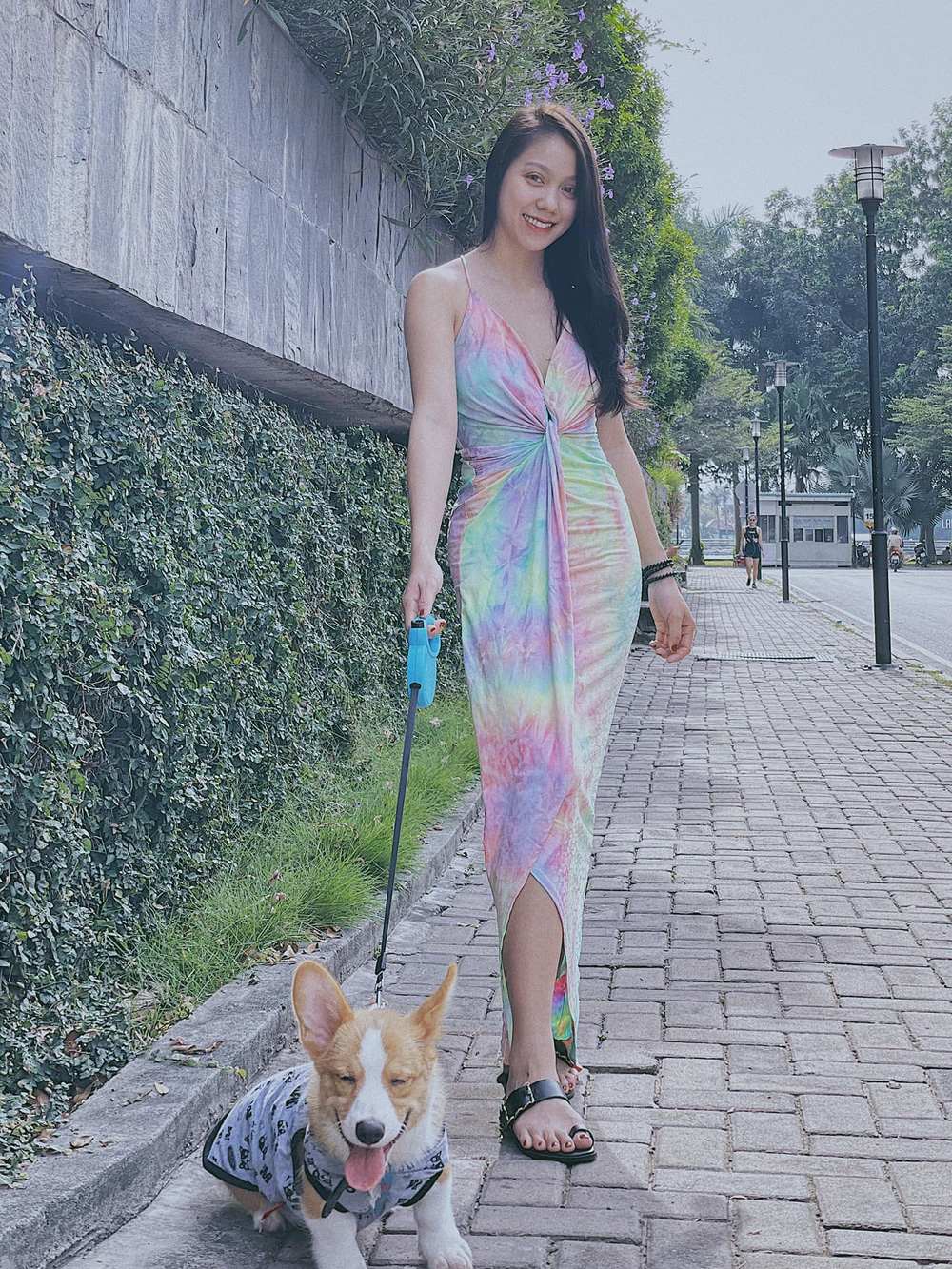 Bị lên án vô cảm, máu lạnh trong vụ dì ghẻ bạo hành bé 8 tuổi; hàng xóm chung cư kêu oan - Ảnh 2. Bị lên án vô cảm, máu lạnh trong vụ dì ghẻ bạo hành bé 8 tuổi; hàng xóm chung cư kêu oan - Ảnh 2.