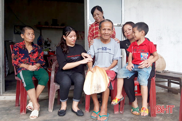 Khi bánh đúc có xương: Người phụ nữ nuôi 8 con riêng đau ốm của chồng và những “dì ghẻ” dành một đời cho những đứa con không chung dòng máu - Ảnh 3.