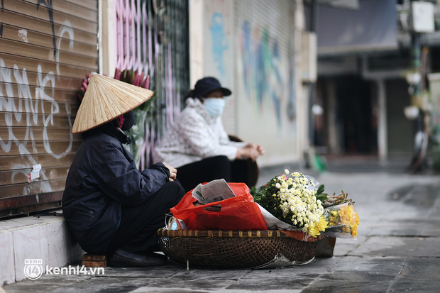 Hà Nội trong buổi sáng cuối cùng của năm 2021: Trời mưa lạnh tê tái thật dễ khiến người ta cảm thấy nao lòng - Ảnh 3.