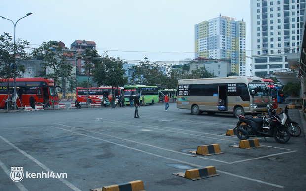 Bến xe Hà Nội - TP.HCM ngày cuối năm vắng hoe, tài xế chán nản: 20 năm chạy xe chưa bao giờ thấy cảnh này - Ảnh 2.