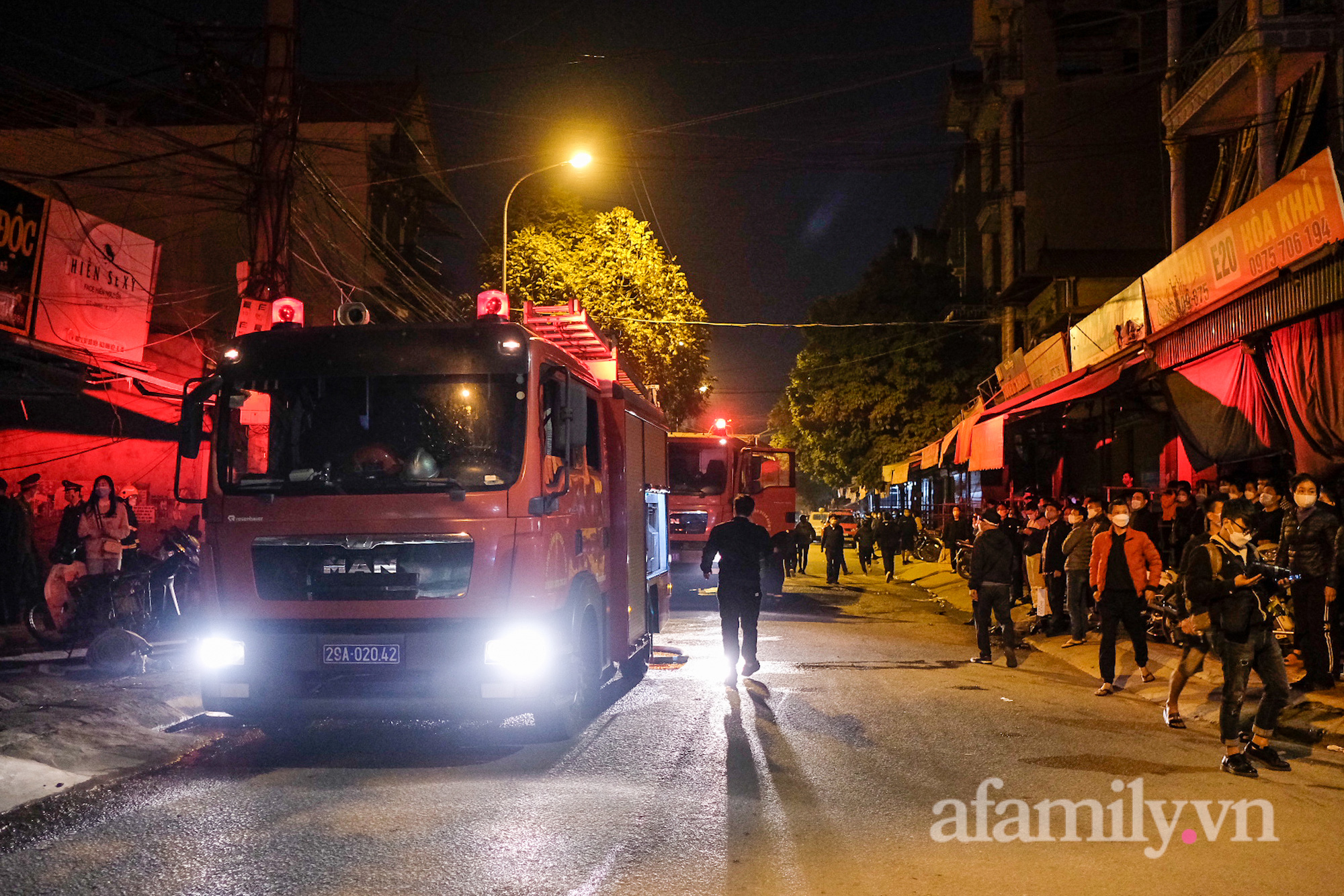 Hiện trường vụ cháy kinh hoàng chợ Ninh Hiệp: Nhiều gian hàng chỉ còn lại đống tro tàn, tiểu thương lo lắng chờ đợi tin người thân mắc kẹt - Ảnh 2.