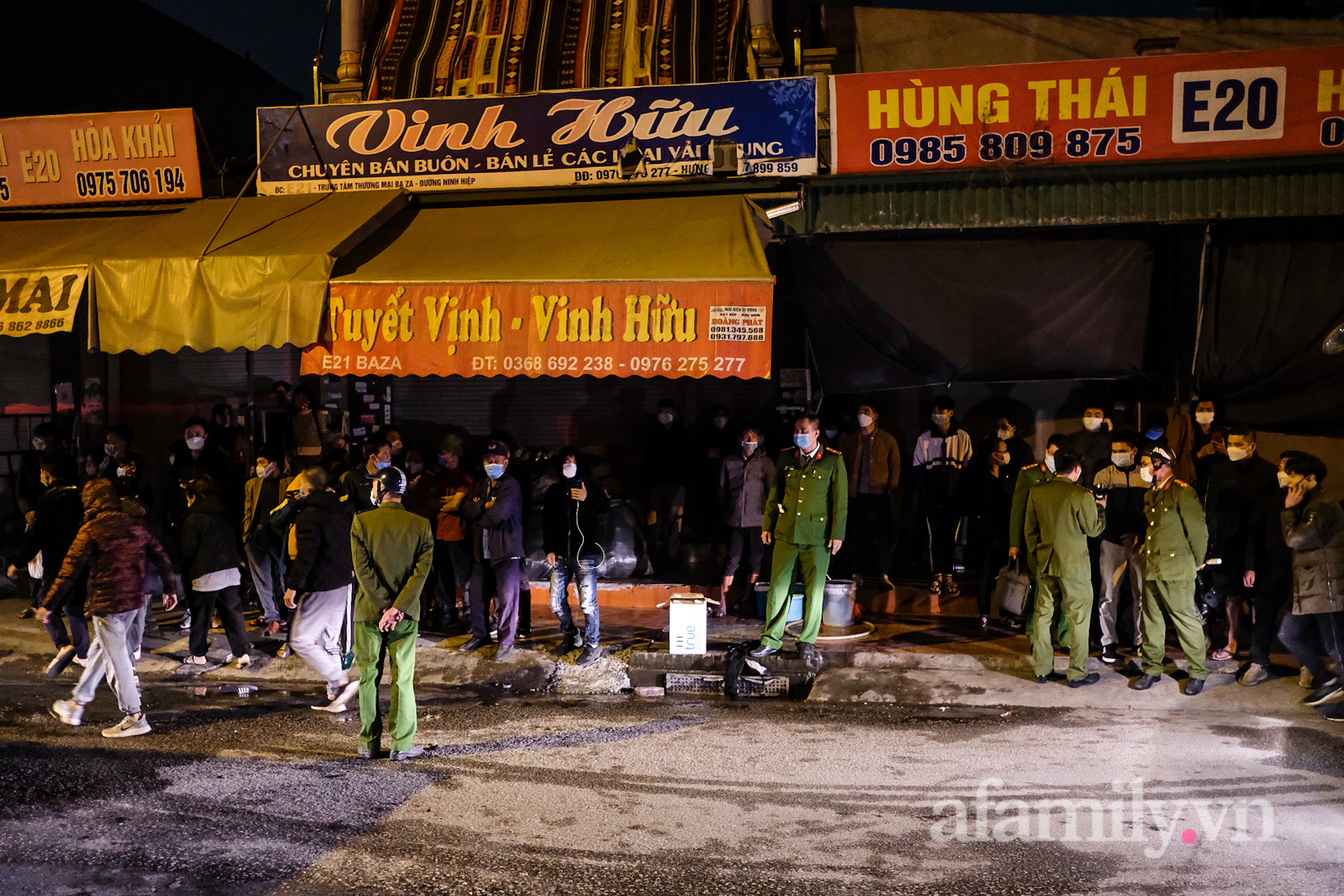 Hiện trường vụ cháy kinh hoàng chợ Ninh Hiệp: Nhiều gian hàng chỉ còn lại đống tro tàn, tiểu thương lo lắng chờ đợi tin người thân mắc kẹt - Ảnh 8.