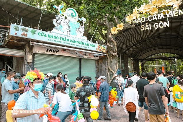 Mặc nắng gắt, người TP.HCM đổ xô đi chơi đông nghẹt: Thảo Cầm Viên bước đi không nổi, quán xá - điểm tham quan chật kín khách - Ảnh 1.