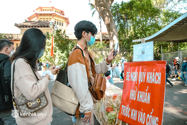 Mặc nắng gắt, người TP.HCM đổ xô đi chơi đông nghẹt: Thảo Cầm Viên bước đi không nổi, quán xá - điểm tham quan chật kín khách - Ảnh 4.