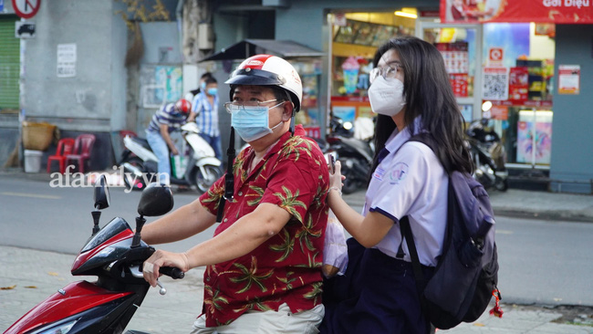 Ngày đầu, học sinh khối 7, 8, 10, 11 ở TP.HCM đi học lại: Lo lắng, nhút nhát vì lâu không gặp mọi người nhưng vui do hiểu bài hơn - Ảnh 3.