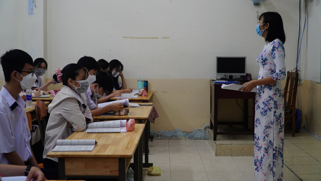 Ngày đầu, học sinh khối 7, 8, 10, 11 ở TP.HCM đi học lại: Lo lắng, nhút nhát vì lâu không gặp mọi người nhưng vui do hiểu bài hơn - Ảnh 4.