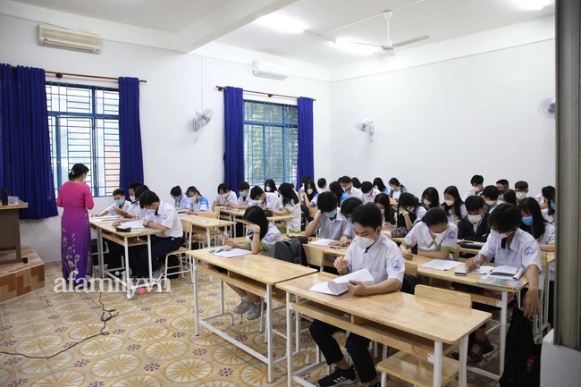 Ngày đầu, học sinh khối 7, 8, 10, 11 ở TP.HCM đi học lại: Lo lắng, nhút nhát vì lâu không gặp mọi người nhưng vui do hiểu bài hơn - Ảnh 2.