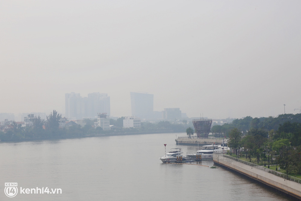Ảnh: Mù khô kéo dài từ sáng đến trưa, TP.HCM ô nhiễm không khí ở mức cao những ngày đầu năm 2022 - Ảnh 7.