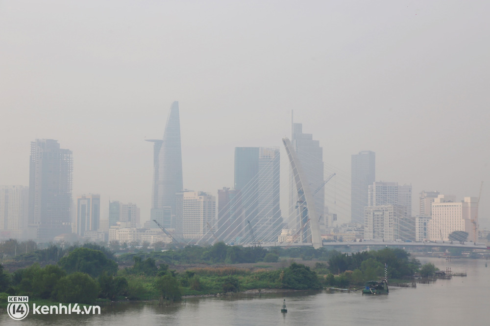 Ảnh: Mù khô kéo dài từ sáng đến trưa, TP.HCM ô nhiễm không khí ở mức cao những ngày đầu năm 2022 - Ảnh 1.