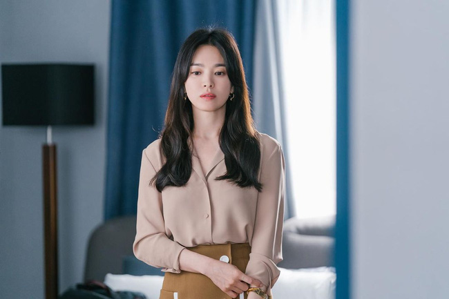 Song Hye Kyo mặc áo sơ mi trong phim mới: Đã chạm đến đỉnh cao sang xịn mịn rồi! - Ảnh 2.