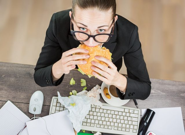 11 sai lầm khi ăn trưa hại sức khỏe nhất: Dân văn phòng cần đặc biệt lưu ý - Ảnh 4.