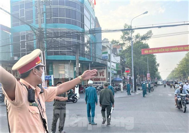 Sơ tán dân, phong tỏa đường xử lý khí gas bị rò rỉ ở xưởng đá lạnh Bình Dương - Ảnh 5.