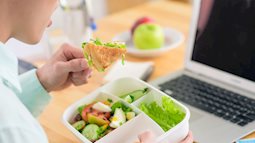 11 sai lầm khi ăn trưa hại sức khỏe nhất: Dân văn phòng cần đặc biệt lưu ý