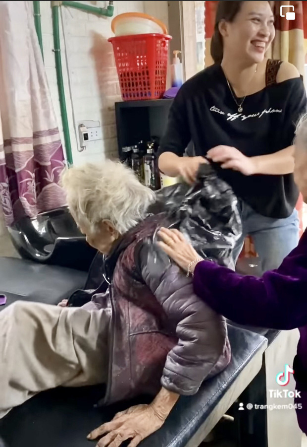 Cụ bà 91 tuổi đưa em gái 81 tuổi đi gội đầu: Những lời chia sẻ khiến con cháu cay mắt - Ảnh 2.