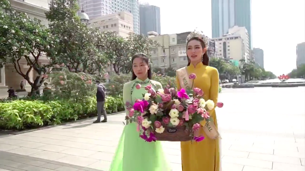 Hoa hậu Thùy Tiên thực hiện nghi thức đặc biệt chưa từng có trong buổi lễ diễu hành - Ảnh 3.