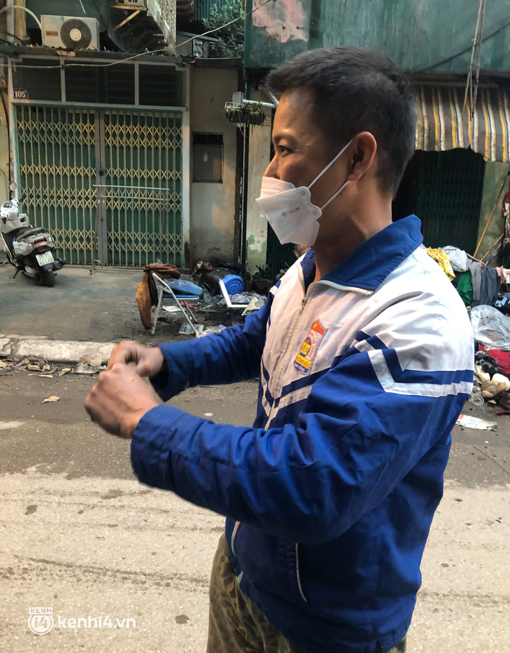 Người đàn ông cứu sống bé gái trong vụ cháy ở Hà Nội kể lại khoảnh khắc nghẹt thở: Dùng hết sức bình sinh đạp bung thanh sắt - Ảnh 5.