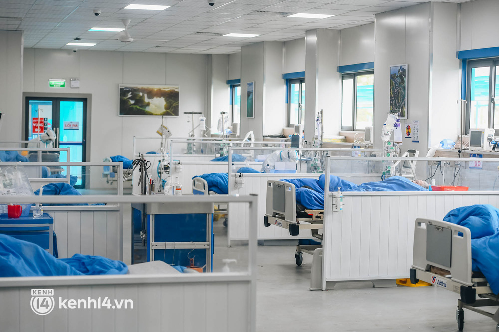 ẢNH: F0 nặng và nguy kịch ở Hà Nội tăng nhanh, bệnh viện tuyến cuối áp lực giành giật sự sống cho bệnh nhân - Ảnh 3.