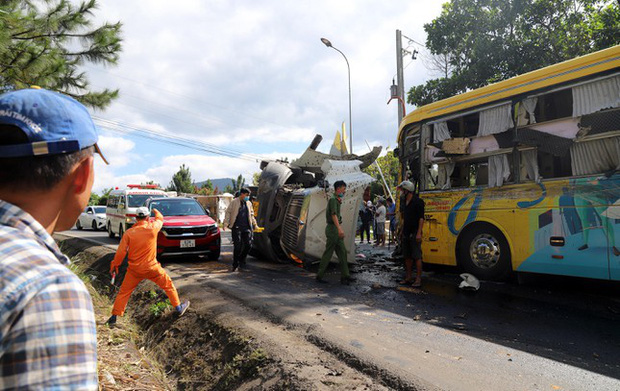 Tai nạn liên hoàn trên đèo Bảo Lộc, bốn người bị thương, ùn tắc 10km - Ảnh 1.