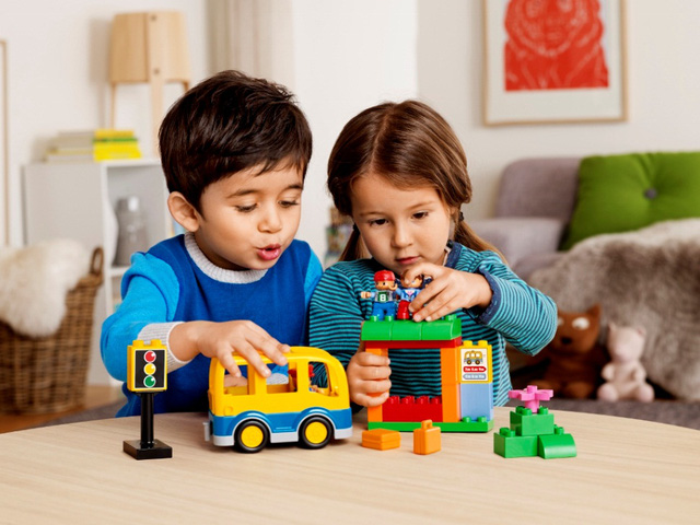 Bé trai không chơi búp bê và bé gái không chơi lego vì sợ bị chế giễu: Sự không bình đẳng giữa đồ chơi với giới tính của các con - Ảnh 2.