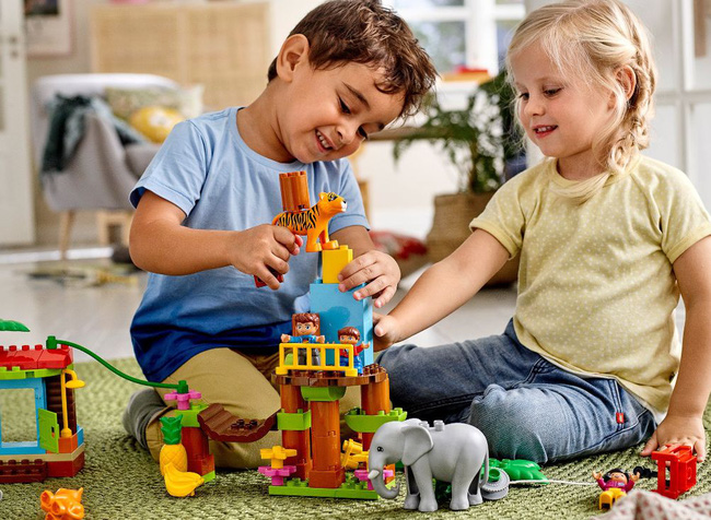 Bé trai không chơi búp bê và bé gái không chơi lego vì sợ bị chế giễu: Sự không bình đẳng giữa đồ chơi với giới tính của các con - Ảnh 1.