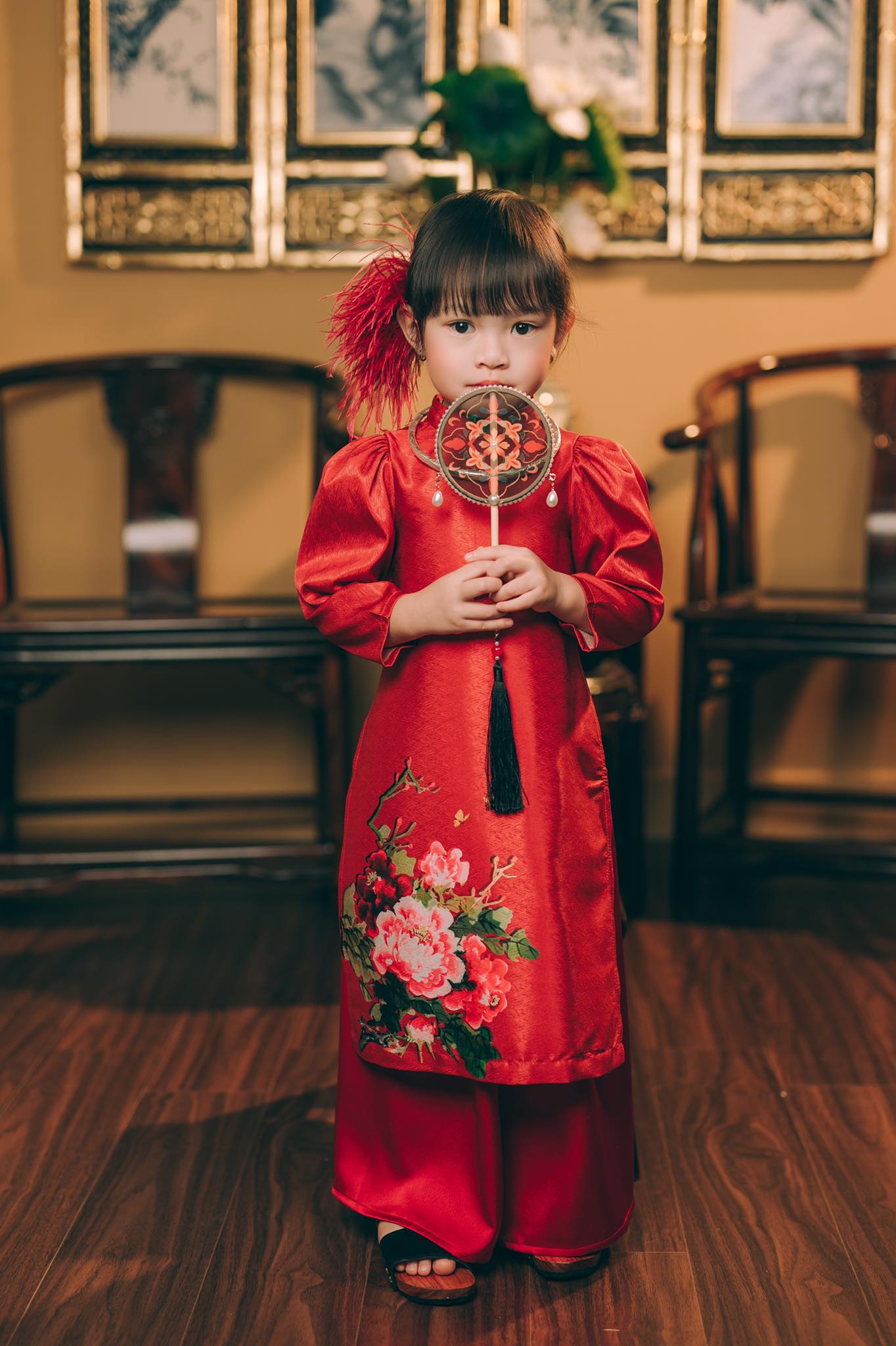 Mê đắm cổ phục, mẹ thiết kế cho con gái loạt áo dài trang trọng, quyền quý, nuôi dưỡng tình yêu và lưu giữ nét truyền thống dân tộc - Ảnh 4.