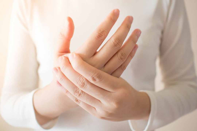 Tê tay sau khi thức dậy là dấu hiệu cảnh báo những vấn đề sức khỏe này - Ảnh 1.