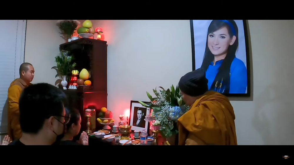 Wendy và cha ruột nghẹn ngào rước di ảnh Phi Nhung về thờ tại nhà riêng - Ảnh 4.