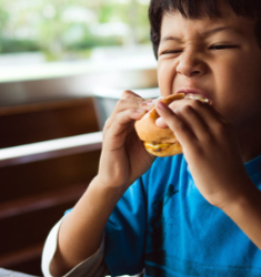 Món ăn tồi tệ nhất cho não bộ của trẻ, con bạn càng ăn sẽ càng thụt lùi, IQ thấp không tưởng