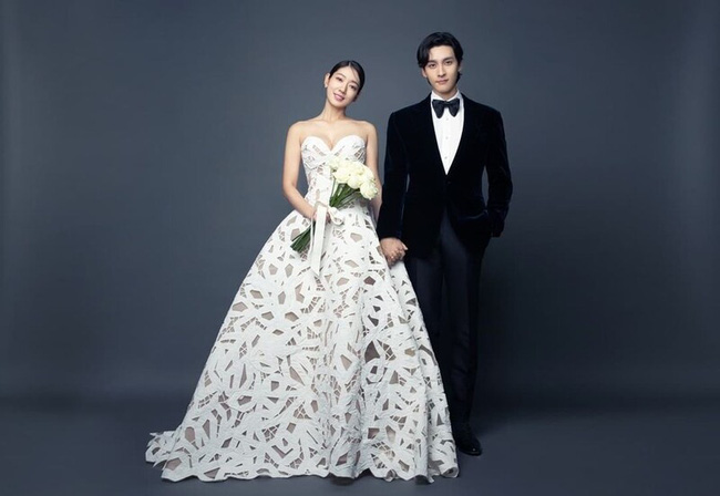 3 bộ váy cưới giấu bụng to cực chuẩn của Park Min Young - Ảnh 5.