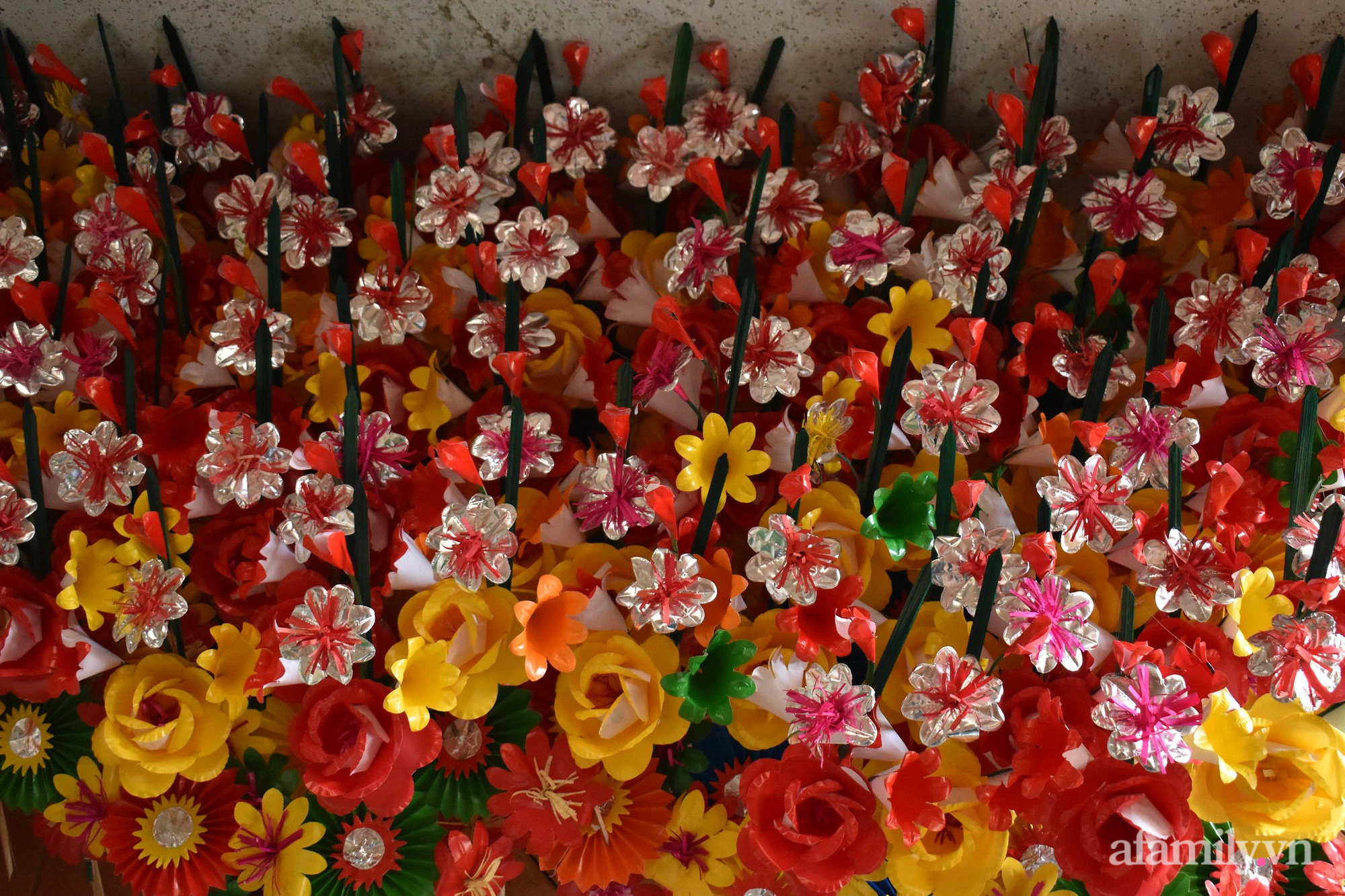 Cứ đến Tết làng hoa giấy Thanh Tiên lại rực rỡ sắc màu - nét đẹp tâm linh tồn tại hơn 300 năm ở Huế - Ảnh 3.