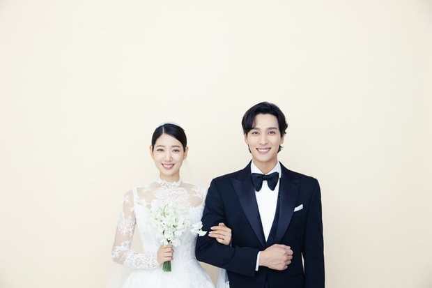 2 cô dâu đẹp nhất Kbiz hôm nay: Park Shin Hye bầu bí mà diện váy cưới tựa nữ thần, Joy (Red Velvet) xinh lộng lẫy đến lụi tim - Ảnh 2.