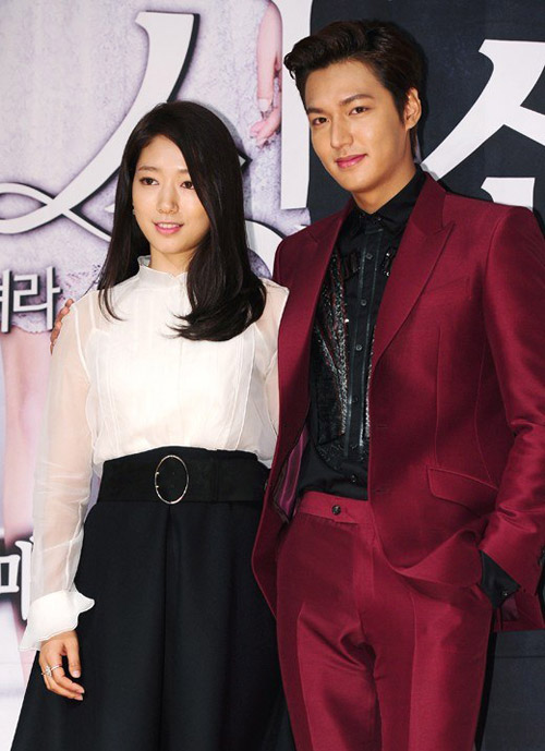 Lee Min Ho diện đồ bảnh bao tới dự đám cưới Park Shin Hye, còn nhắn nhủ lời nói cực ngọt tới cô dâu - Ảnh 3.