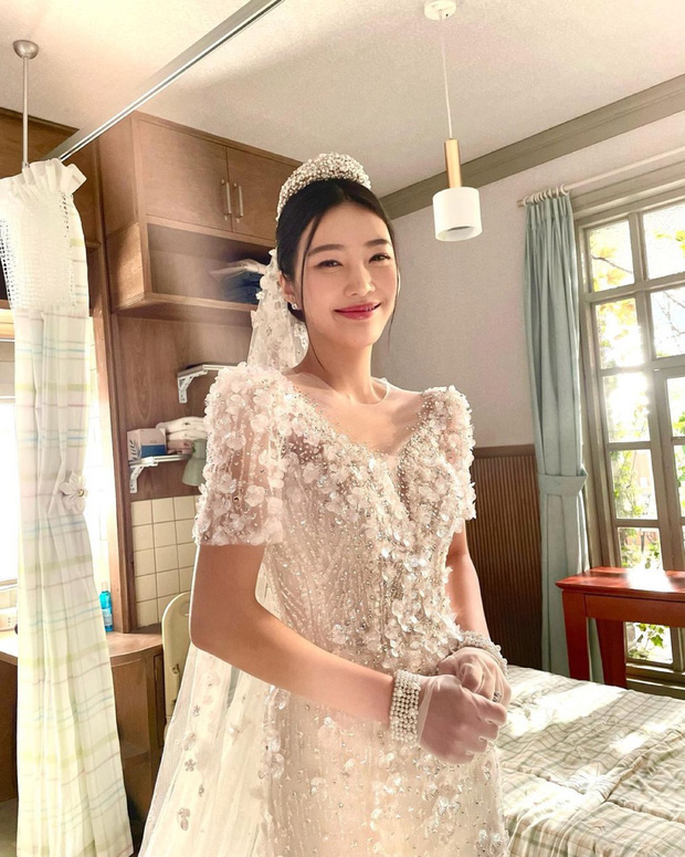 2 cô dâu đẹp nhất Kbiz hôm nay: Park Shin Hye bầu bí mà diện váy cưới tựa nữ thần, Joy (Red Velvet) xinh lộng lẫy đến lụi tim - Ảnh 7.