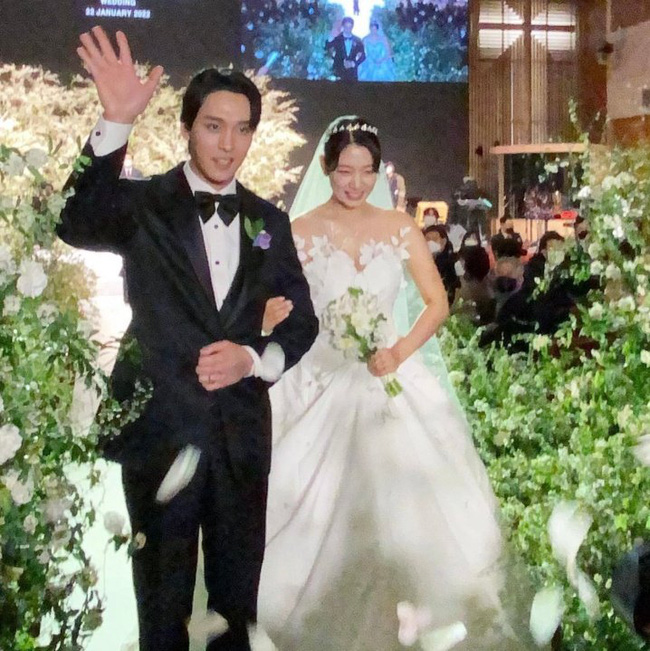 Lee Min Ho diện đồ bảnh bao tới dự đám cưới Park Shin Hye, còn nhắn nhủ lời nói cực ngọt tới cô dâu - Ảnh 2.
